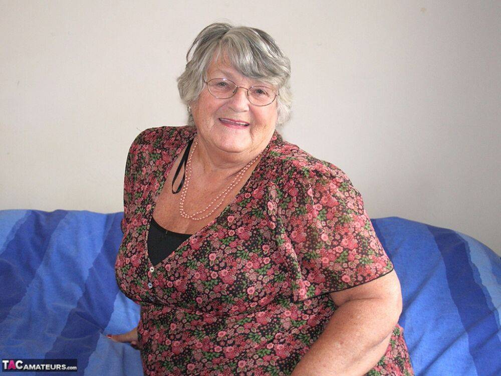 Old UK amateur Grandma Libby exposes her obese body before masturbating - #16