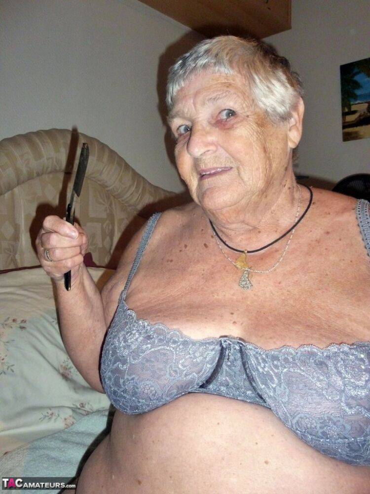 Fat lady Grandma Libby shaves her pussy and underarms with a straight razor - #14