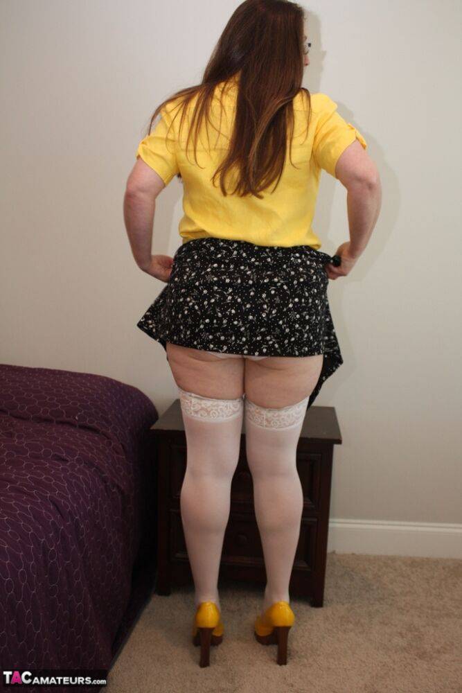 Mature fatty Missy plays with her bush on a bed in white stockings and glasses - #8