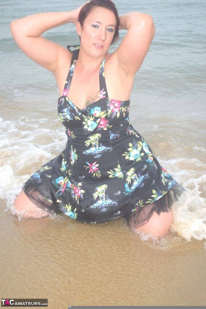 Amateur solo girl exposes herself while changing her attire at the beach - #13