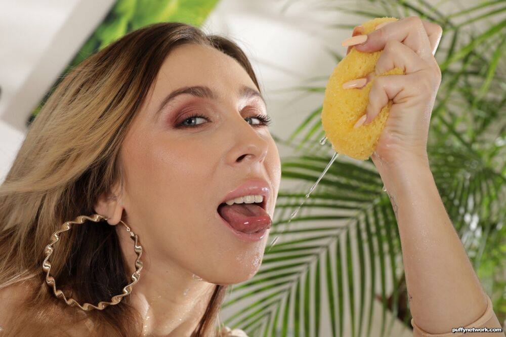 Eva Brown pees on a lemon before toying her pussy until it squirts - #9