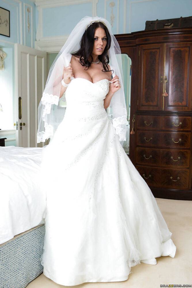 Brunette babe Simony Diamond loosing phat MILF ass from under wedding dress - #16