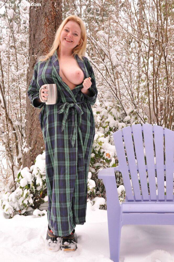 Mature woman Tasty Trixie exposes big naturals outdoors during winter | Photo: 3890384