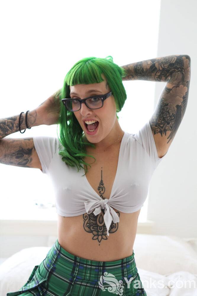 Tattooed amateur Lola A strips to white OTK socks with her hair dyed green - #3