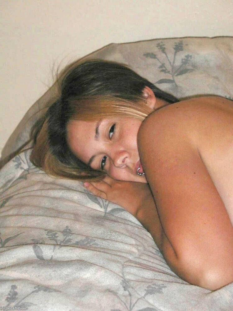 Amateur chick Gwen revealing tattoos and and trimmed snatch while undressing | Photo: 3960691