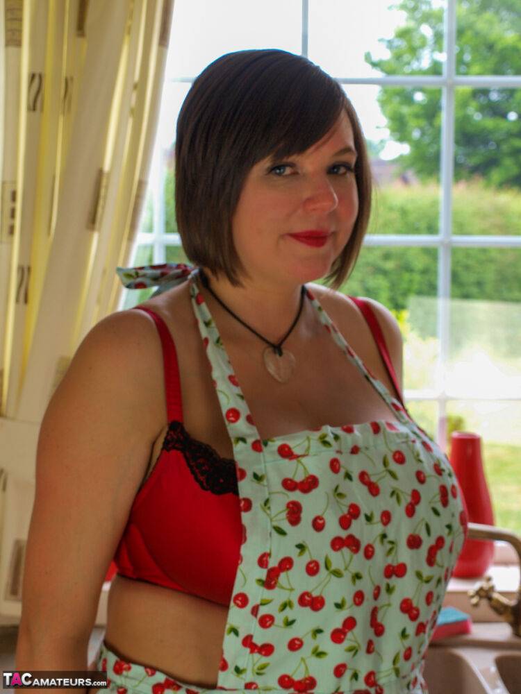 Fat amateur Roxy exposes her huge breasts in her pretties and a kitchen apron - #2