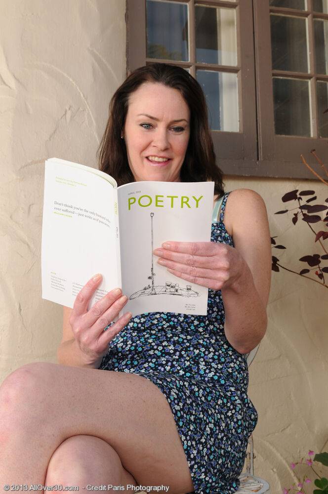 Horny mature Veronica Snow trades in her poetry for pussy spreading in the sun - #6