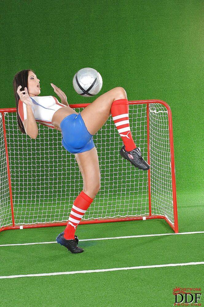 Body painted european hottie Veronica da Souza has some fun with a ball | Photo: 4267903