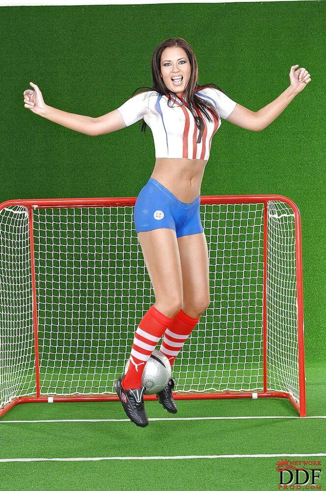 Body painted european hottie Veronica da Souza has some fun with a ball | Photo: 4267990