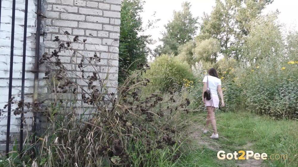 Distressed girl Sasha S lifts up a skirt before taking a pee behind a building - #15