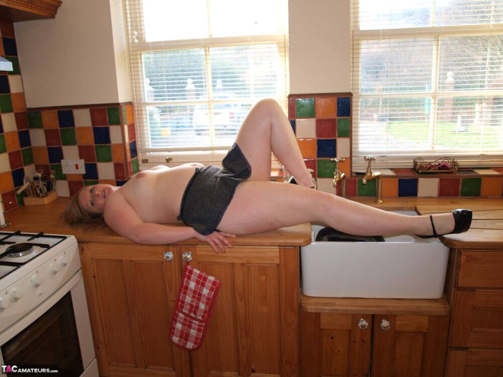 Overweight amateur Samantha gets naked in her kitchen other than a microskirt - #6