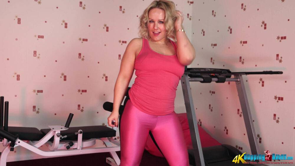 Overweight British lady Ashley Rider gets completely naked after exercising - #13