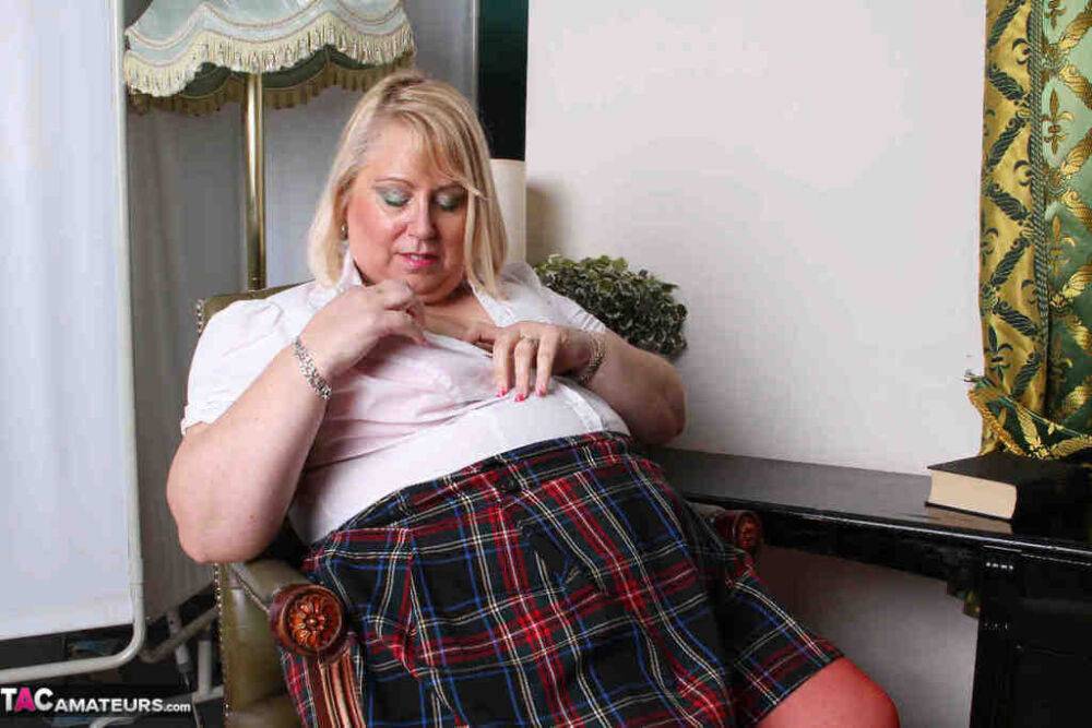 Obese blonde Lexie Cummings doffs a tartan skirt before playing with her twat - #3