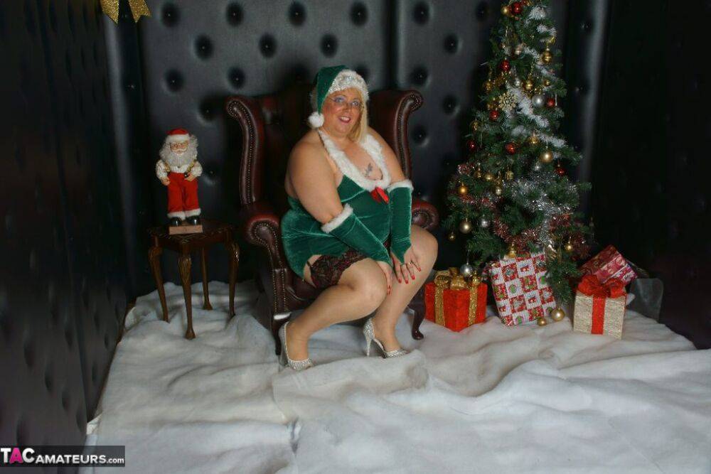 Fat blonde amateur Lexie Cummings exposes herself during a Christmas shoot - #3