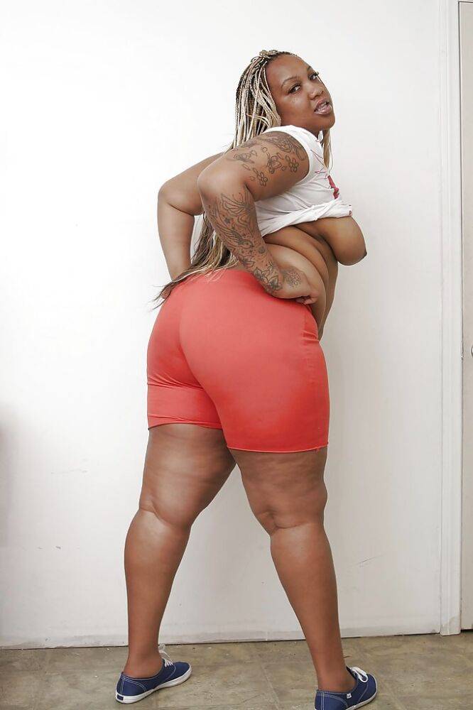 Tattooed ebony plumper getting nude and spreading her lower lips - #14