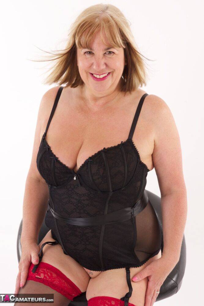 Middle-aged woman Speedy Bee exposes her tits and twat during a glamour shoot - #10