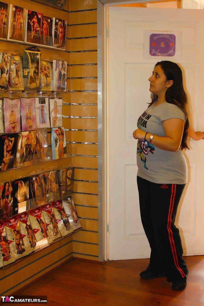 Fat amateur Kimberly Scott changes into lingerie inside a XXX store - #16