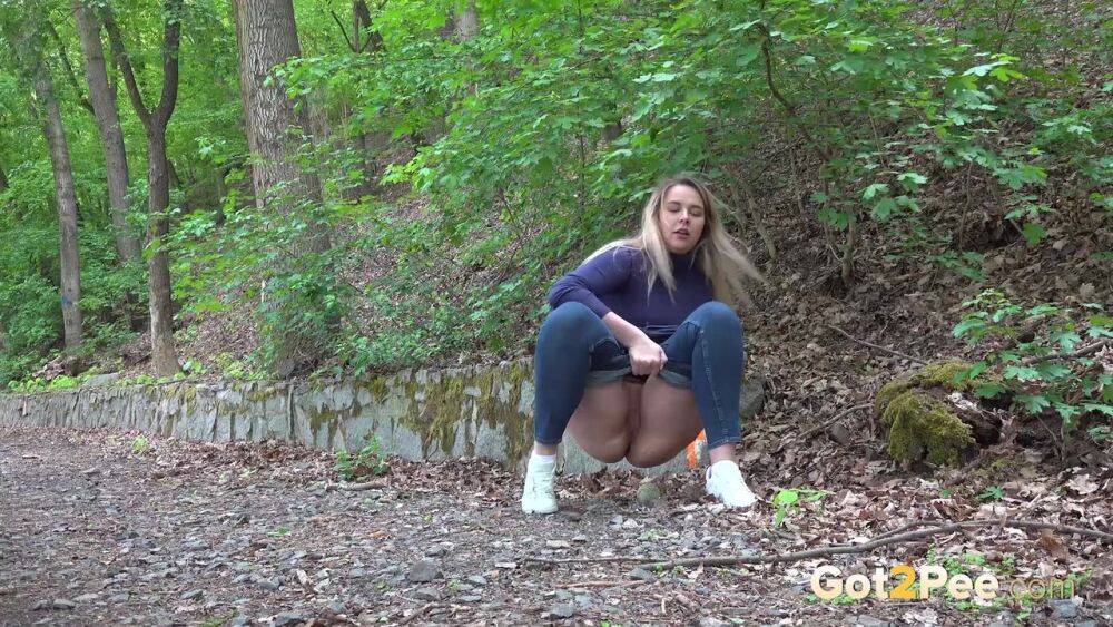 Thick girl Nikki Dream pulls down her jeans for a quick pee on a park path - #6