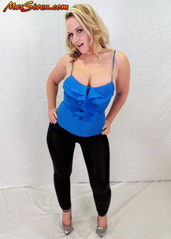 Blonde amateur Dee Siren displays her ample cleavage during non-nude action - #15