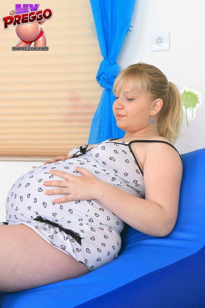 Blonde amateur dildos her pussy on a chair while heavily pregnant - #10