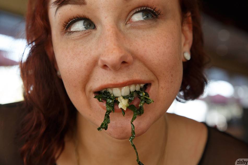 Girlfriend tastes la kale - #1