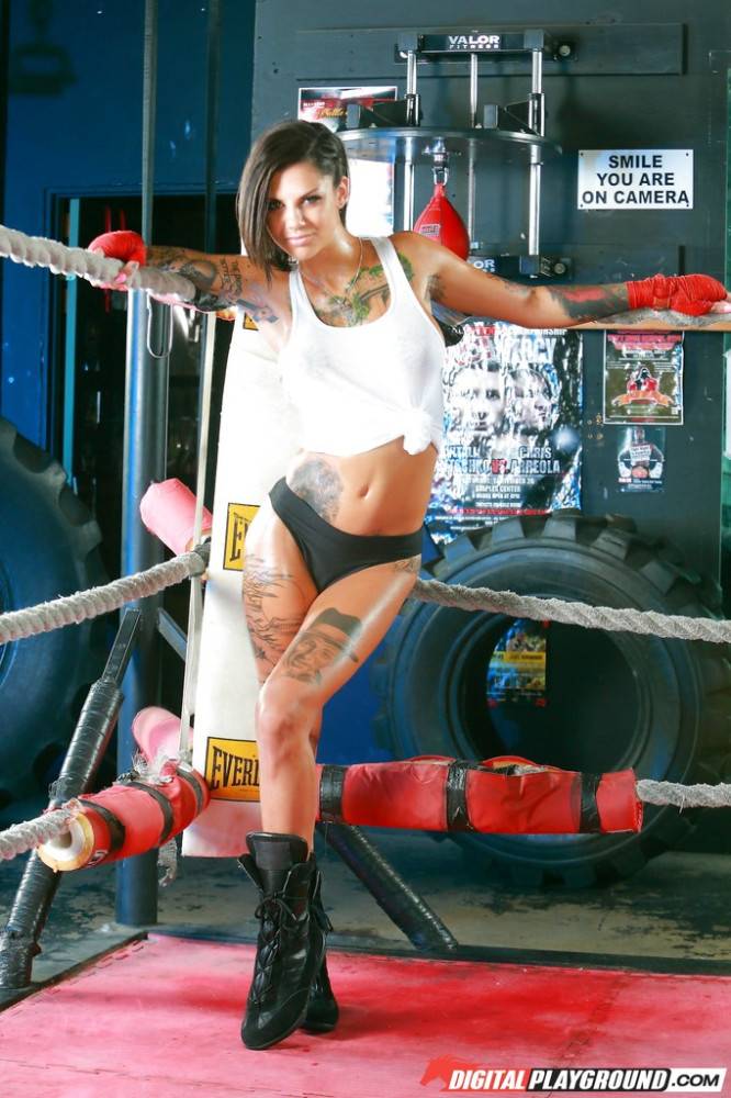 Peachy american brunette cutie Bonnie Rotten in sexy posing gallery - #6