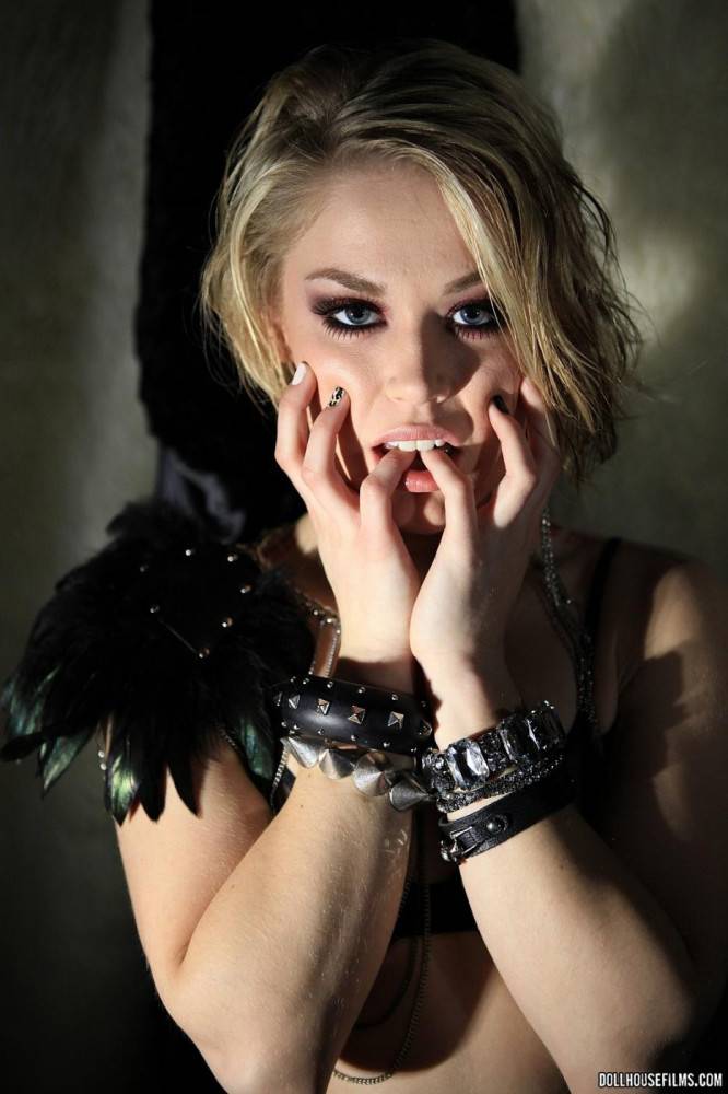 Gothic Blonde Ash Hollywood Appears In Photographic Art In Lingerie While Testing Her Deep Throat. - #10