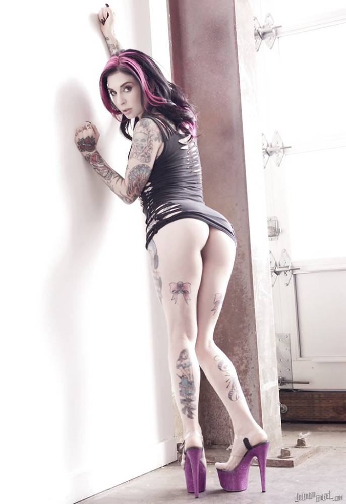 Deluxe american milf Joanna Angel reveals her butt - #2