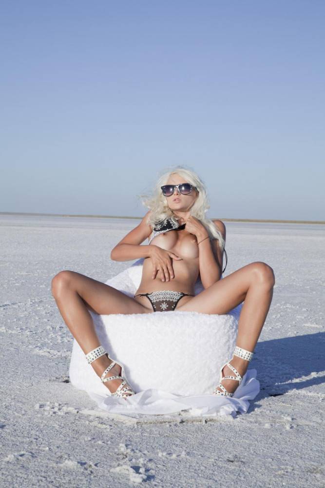 Nika N Is Posing Naked In The Salt Dessert And Driving Her Fingers Up That Sweet Cooch - #2