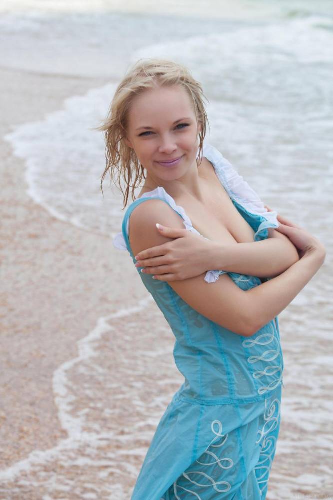 Alluring Creamy Blonde Chick Feeona A Takes A Dip In The Ocean And Shows Her Bod - #14