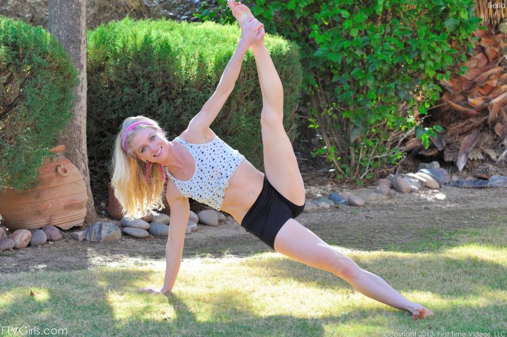 Sporty Bimbo Bella Bends Demonstrates The Erotic Gymnastics Under The Sky - #5