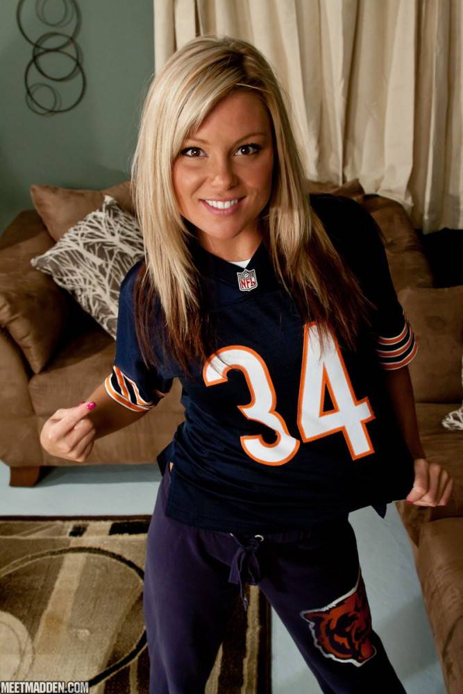 Fantastic Sporty Babe Meet Madden Removes Her Jersey And Sweat Pants And Teases In Lingerie - #8