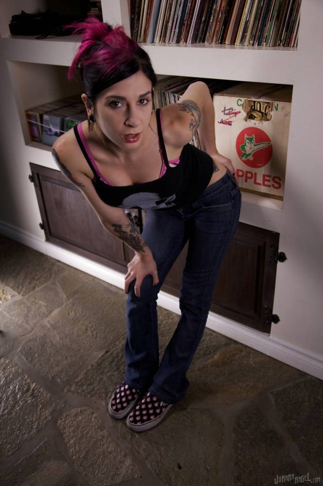 Hot american milf Joanna Angel in jeans bares her butt - #2