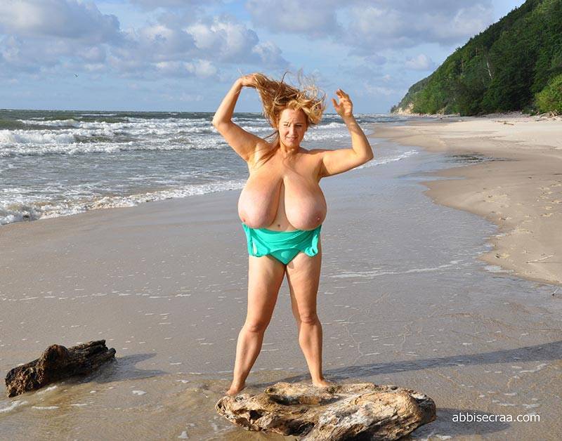 Busty beauty Abbi Secraa and the beach - #7