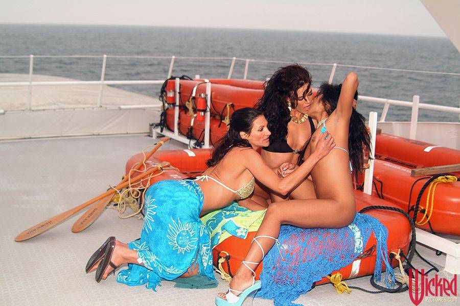 Kinky Lesbian Kaylani Lei With Girlfriends Are In The Open Sea Having The Nasty Licking - #9