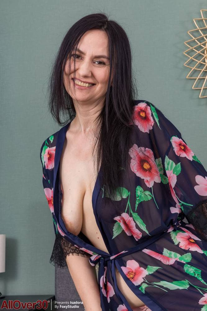 Horny mom with big saggy tits and huge nips Isadora rubs her bush - #3