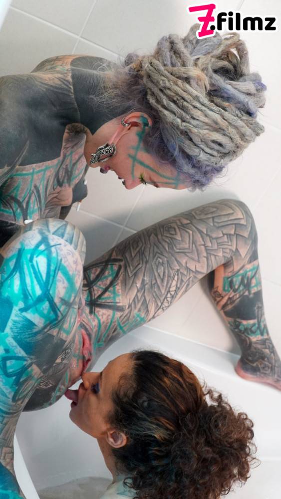 Alt girls Anuskatzz and Stacy Bloom fists pussies during lesbian sex in a tub - #13
