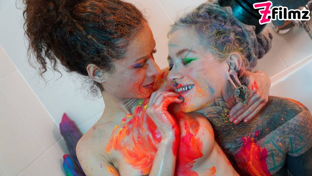 Alt girls Anuskatzz and Stacy Bloom fists pussies during lesbian sex in a tub - #3