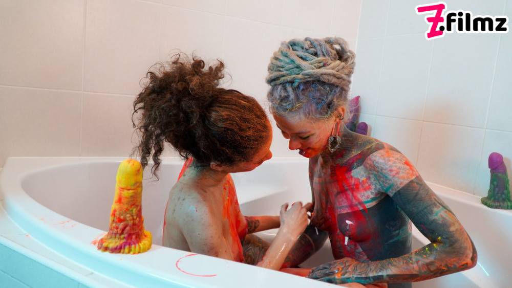 Alt girls Anuskatzz and Stacy Bloom fists pussies during lesbian sex in a tub - #4