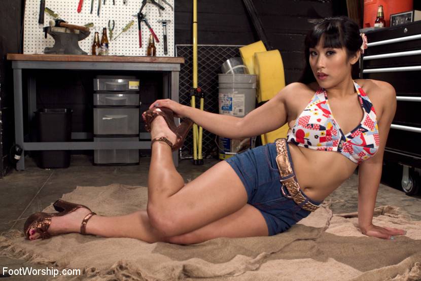 Mia li sneaks into the garage to give a foot job - #4