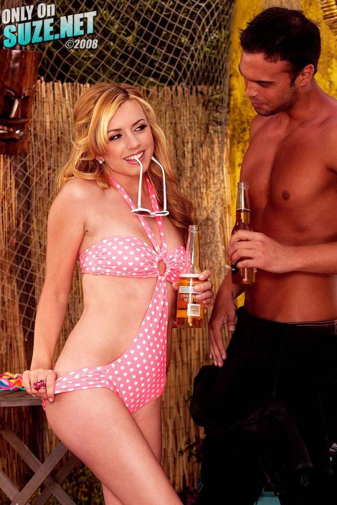 Lustful Blonde Lexi Belle Has A Hot Time At The Beach With A Muscular Tanned Guy - #10