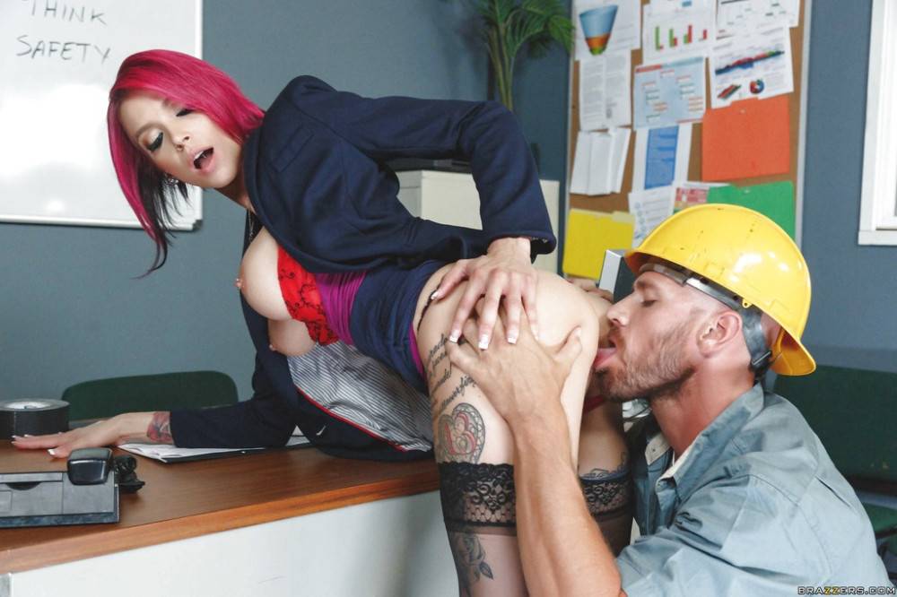 Peachy american milf Anna Bell Peaks taking deep rod and takes a cum blast on face in office - #3