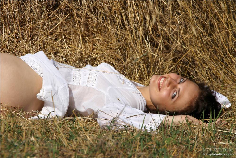 Dark Haired Hot Isabel B Strips And Teases By The Hay Stack Outdoor In The Field - #1