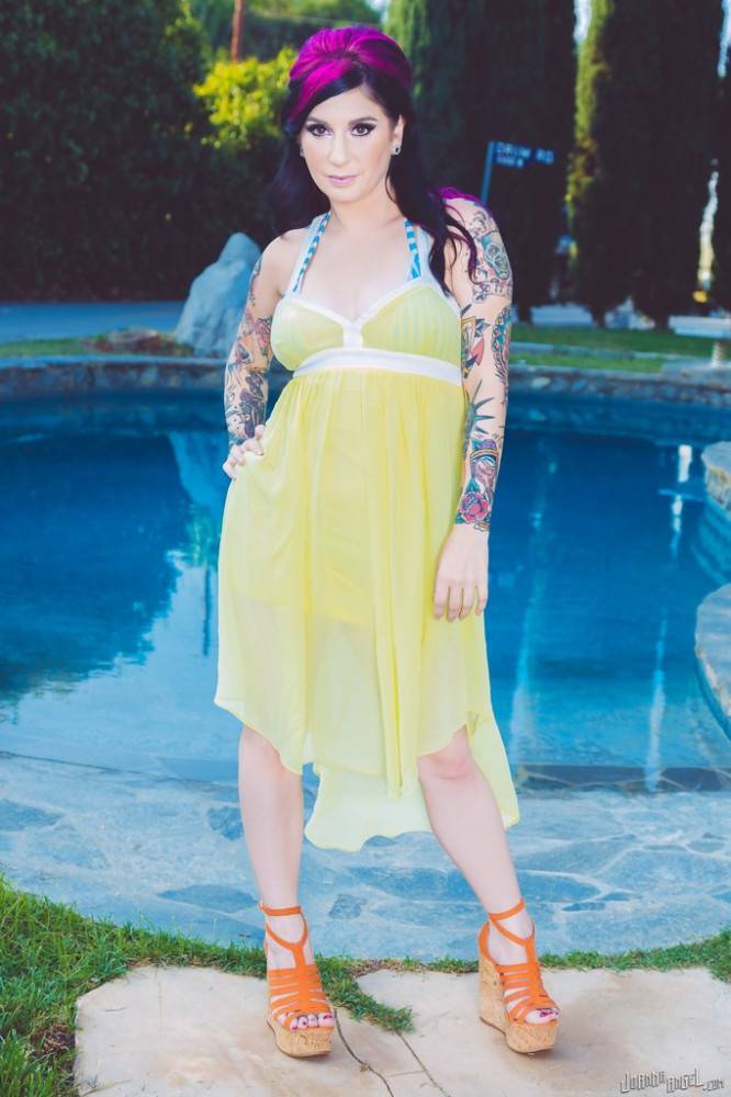 Stunning american milf Joanna Angel exhibits big tits and ass at pool - #2