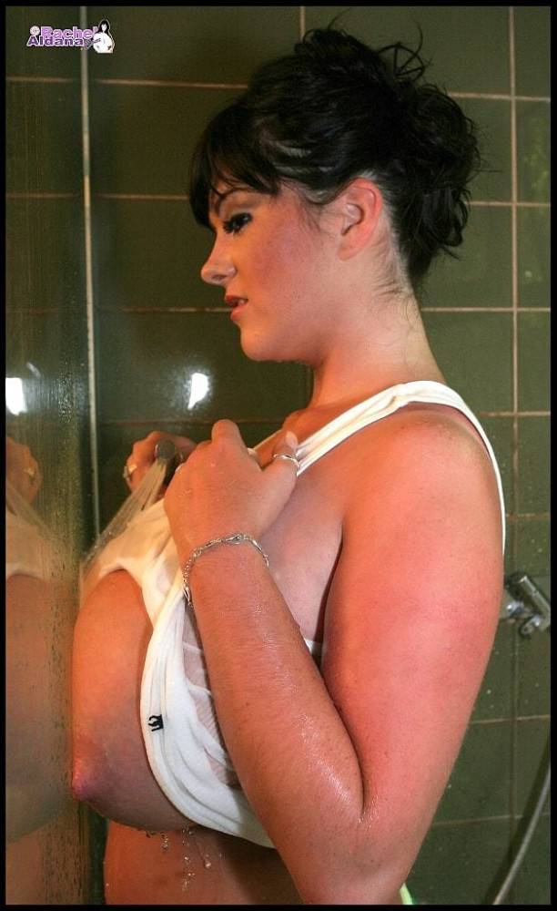 Appealing brittish bbw Rachel Aldana in hot posing on camera in shower - #7