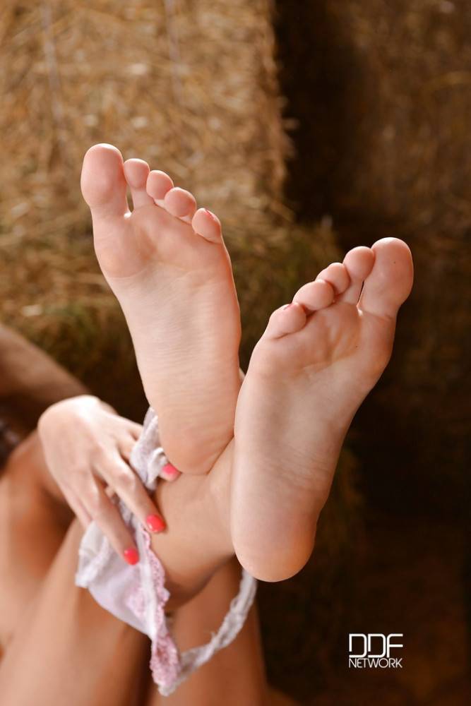 Tempting russian babe Foxy Di in nasty foot fetish - #11