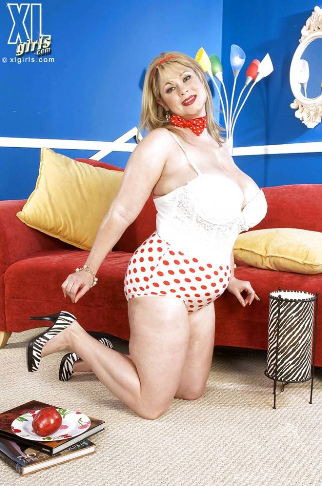 Peachy blonde bbw Samantha in hot posing - #2