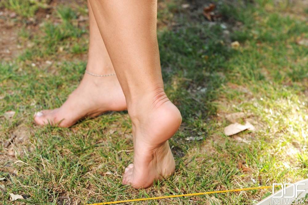 Excellent american dark-haired milf Eve Angel makes some hot foot fetish action outdoor - #12