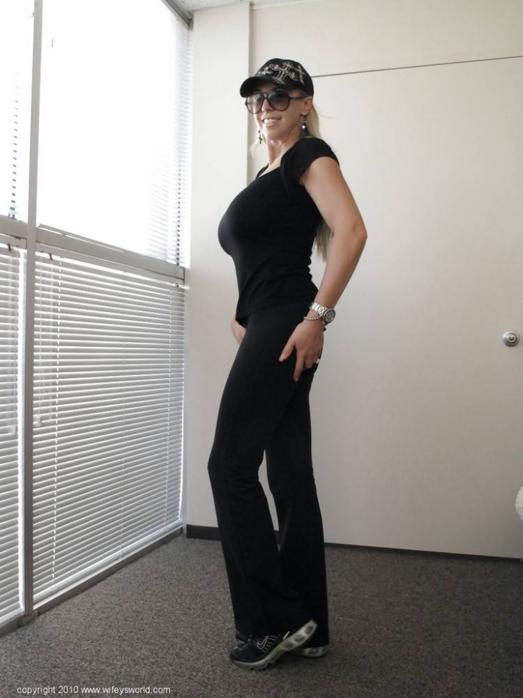 Curious american mature Sandra Otterson baring big knockers and ass - #15