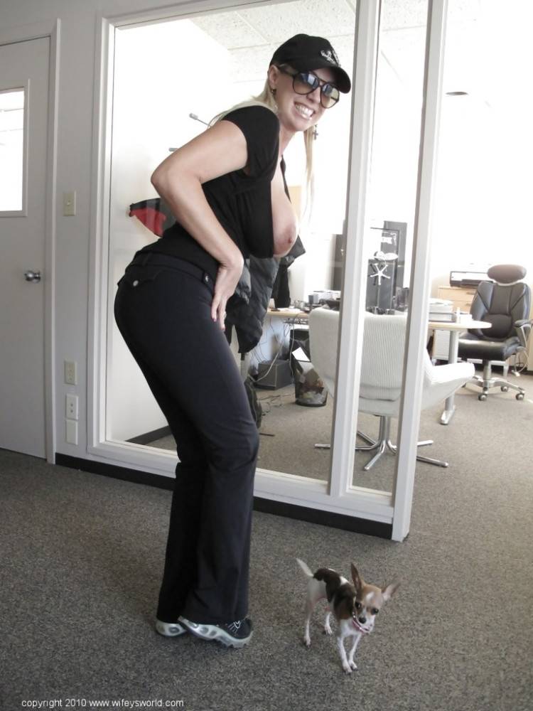 Curious american mature Sandra Otterson baring big knockers and ass - #4